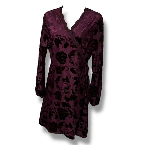 Francesca’s Purple Velvet Floral Wrap Dress Long Sleeve Size M - Picture 2 of 8
